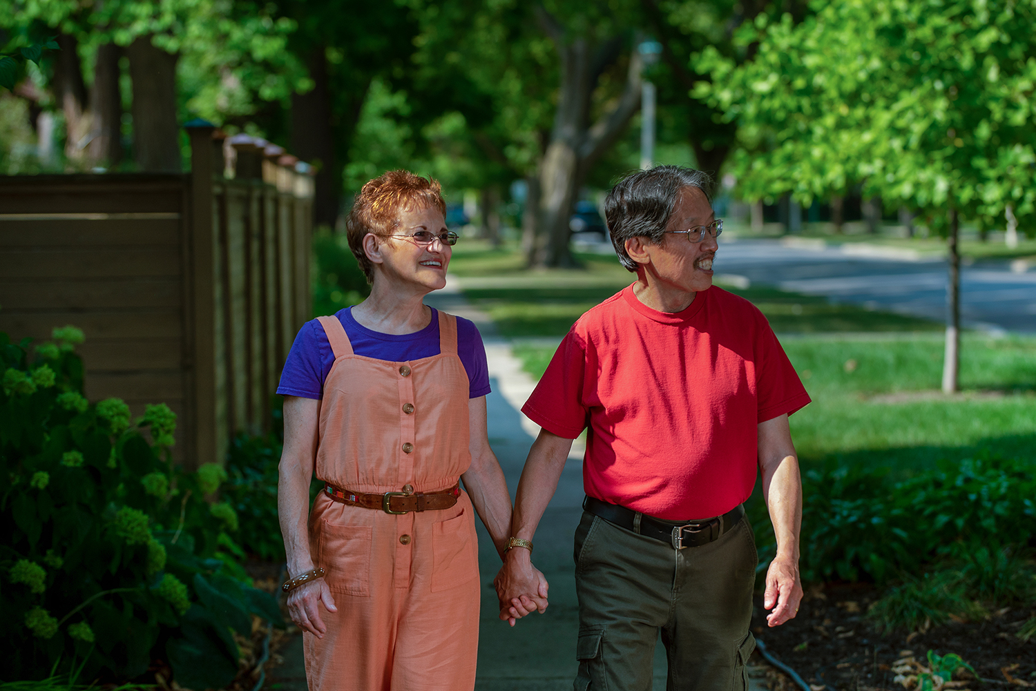 Victor et Iris marchent à l’extérieur.