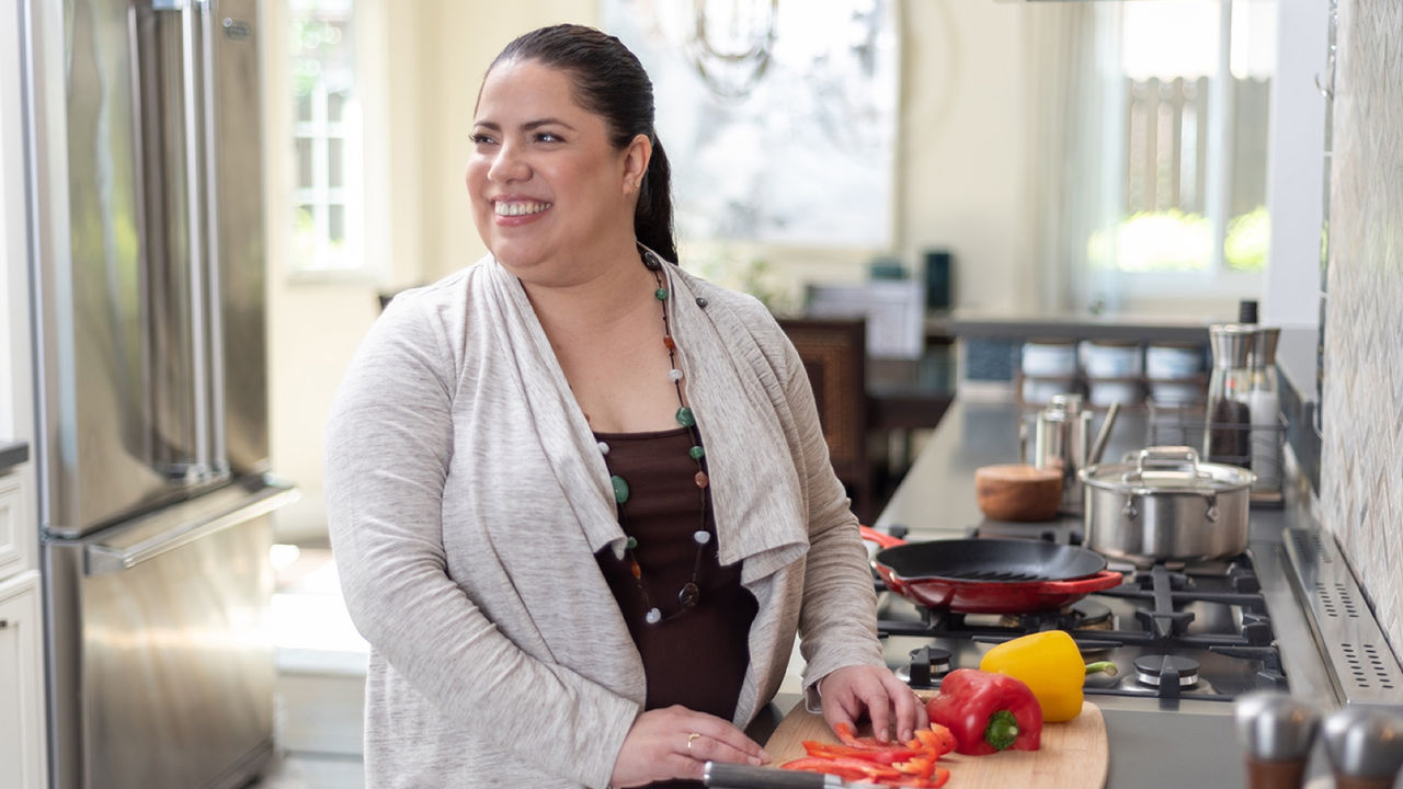 Image of Leah chopping vegetables